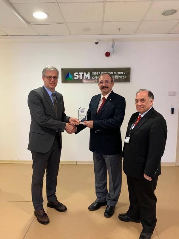 Chapter President Kamil Zafer Selcuk (c) presents a memorial plaque to Deputy General Manager Omer Korkut (l) and Vice President Alaattin Zafer Betoner at the January event.